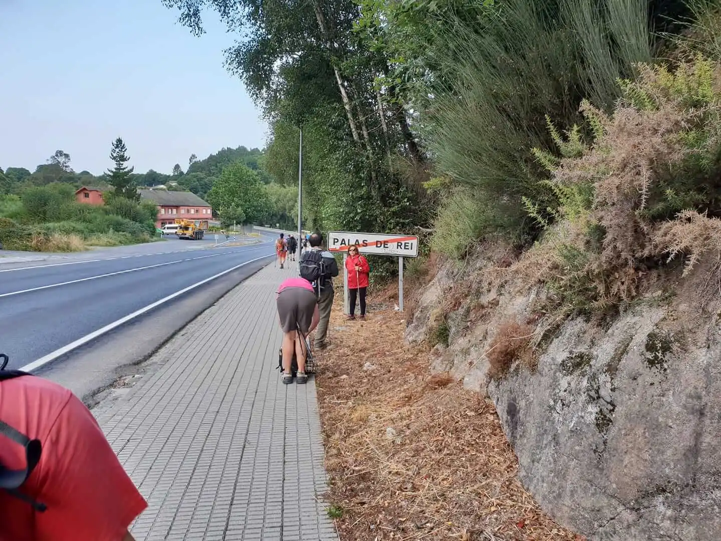Poutníci přicházejí do Palas de Rei na Caminu de Santiago