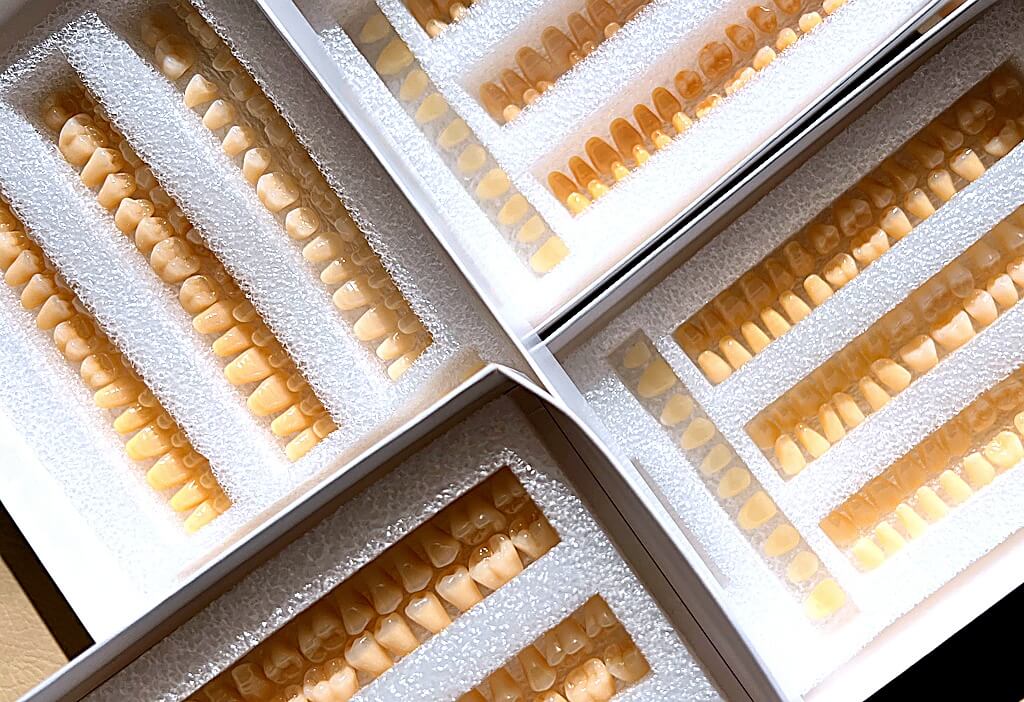 Balíček Denticor – vybrané kompozitní zubní korunky a materiál DentiFlex